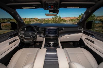 L'abitacolo Jeep Grand Wagoneer Commander Concept