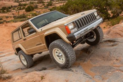 Jeep Wrangler XJ Pioneer Concept sulle rocce
