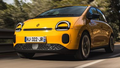 Renault Twingo E-Tech electric Jaune Mango su strada