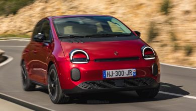 Renault Twingo E-Tech electric Rouge Absolu su strada