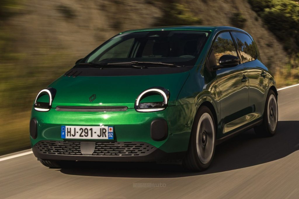 Renault Twingo E-Tech electric Vert Absolu su strada