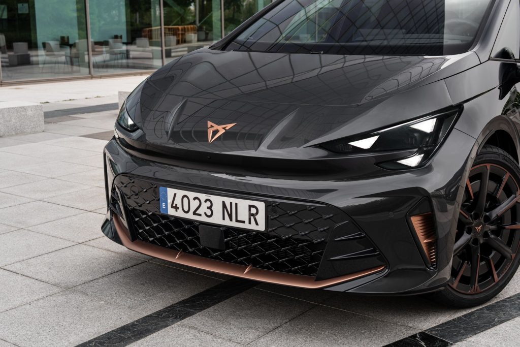 Cupra Born VZ fari e paraurti anteriore