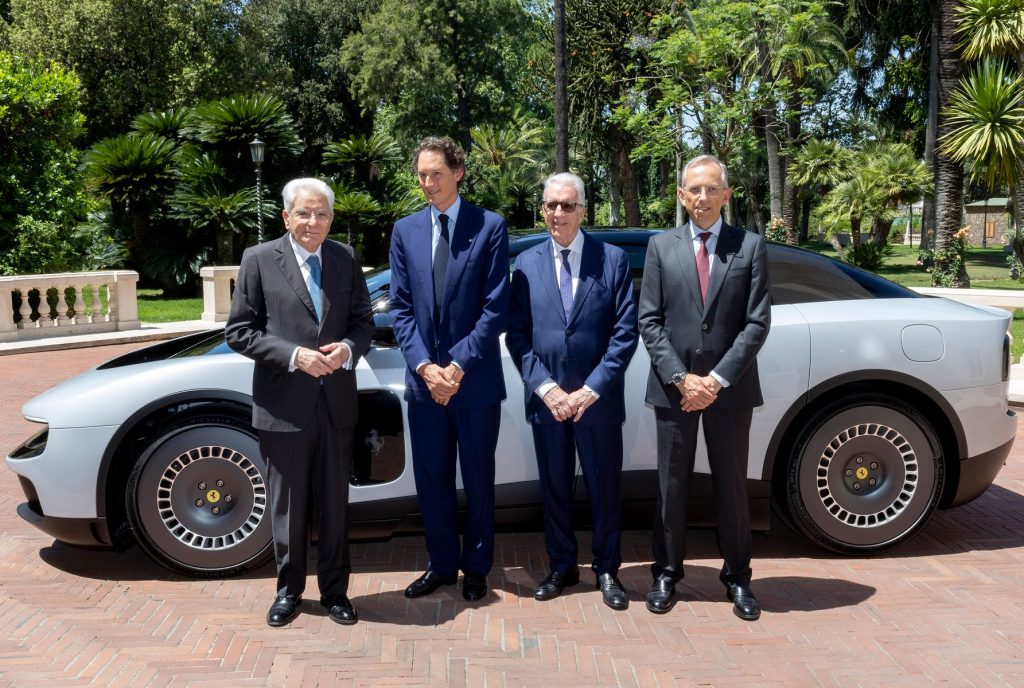 Il Presidente Sergio Mattarella con John Elkann e Piero Ferrari, in occasione della presentazione della Ferrari Luce al Quirinale