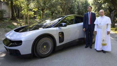 Ferrari Luce presentata al papa Leone XIV presso la residenza di Castel Gandolfo