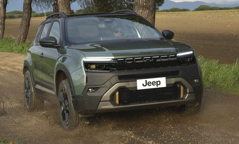 Jeep Avenger 4xe 85th anniversary in azione sullo sterrato