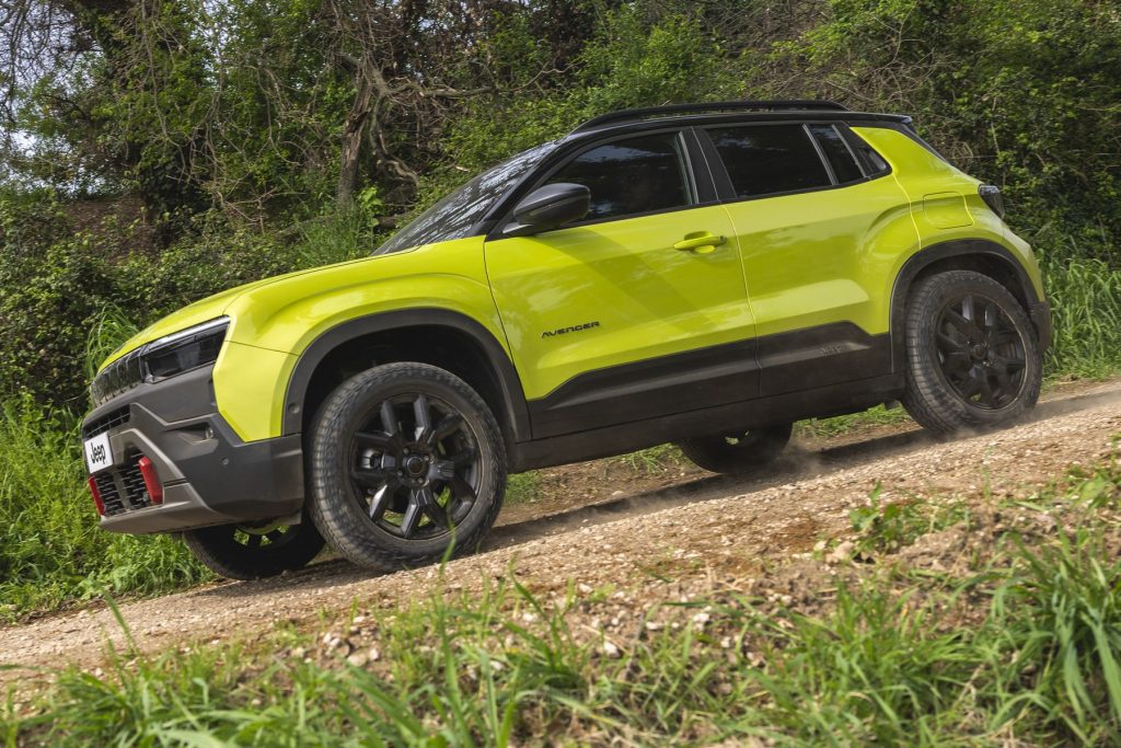 Jeep Avenger e-Hybrid 4xe in azione sullo sterrato