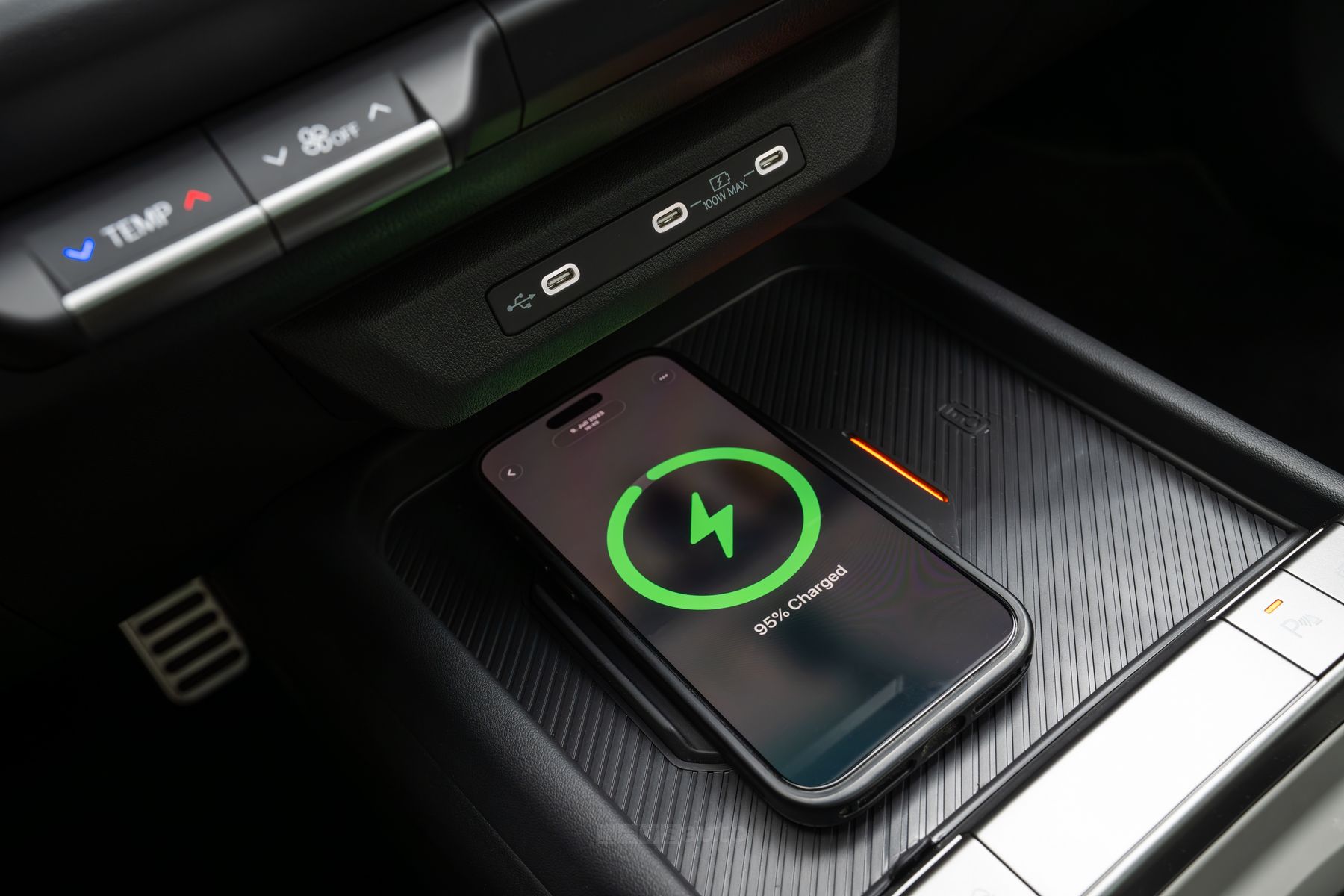 Kia Seltos vano per la ricarica wireless dello smartphone