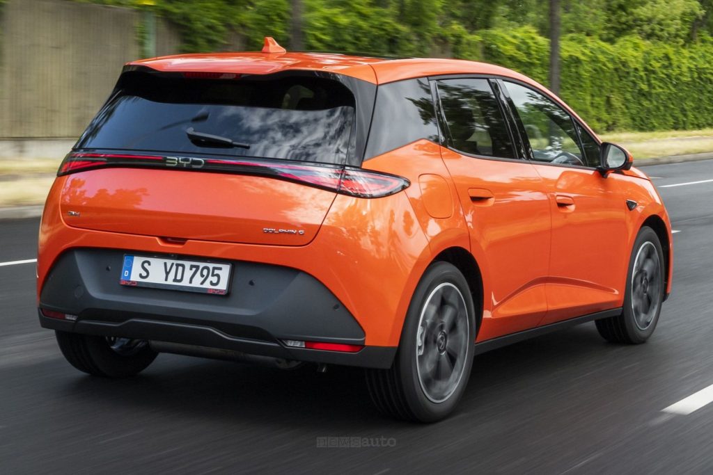 BYD Dolphin G DM-i su strada