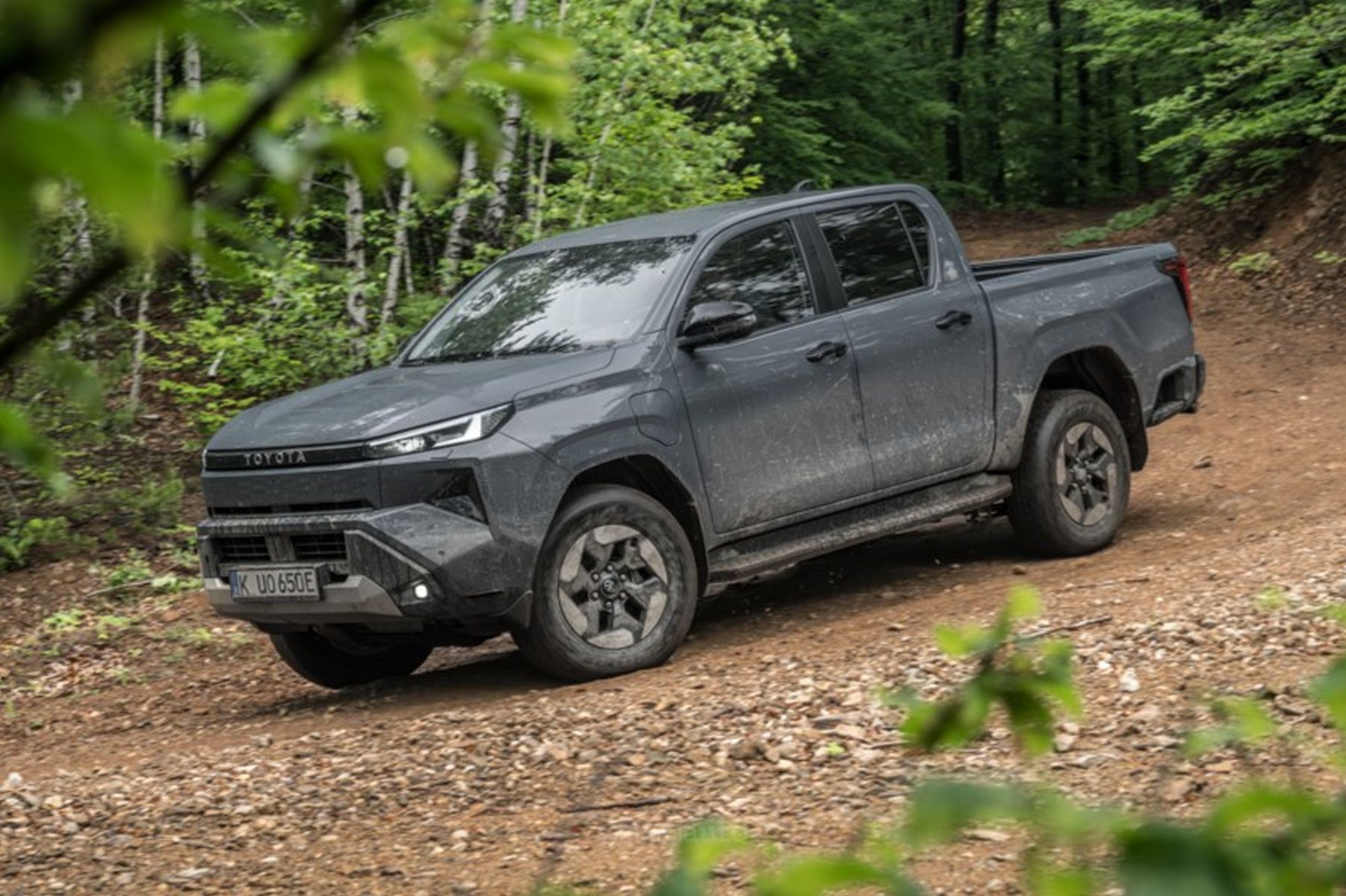 Toyota Hilux BEV in azione sullo sterrato