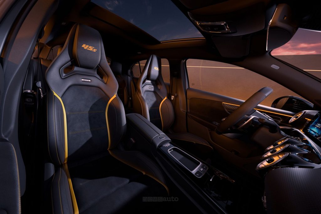 Interni esclusivi Mercedes A 45 S Final Edition