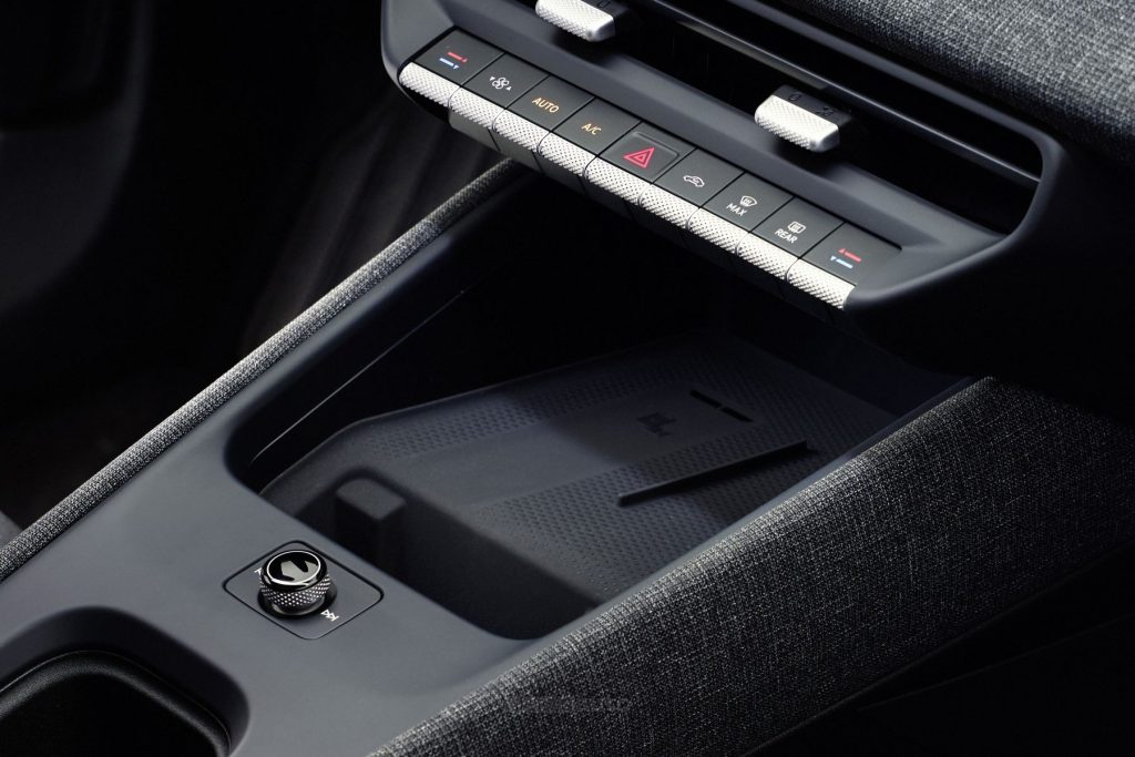 Sulla Volkswagen ID. Cross i comandi del clima sono fisici e non touch.