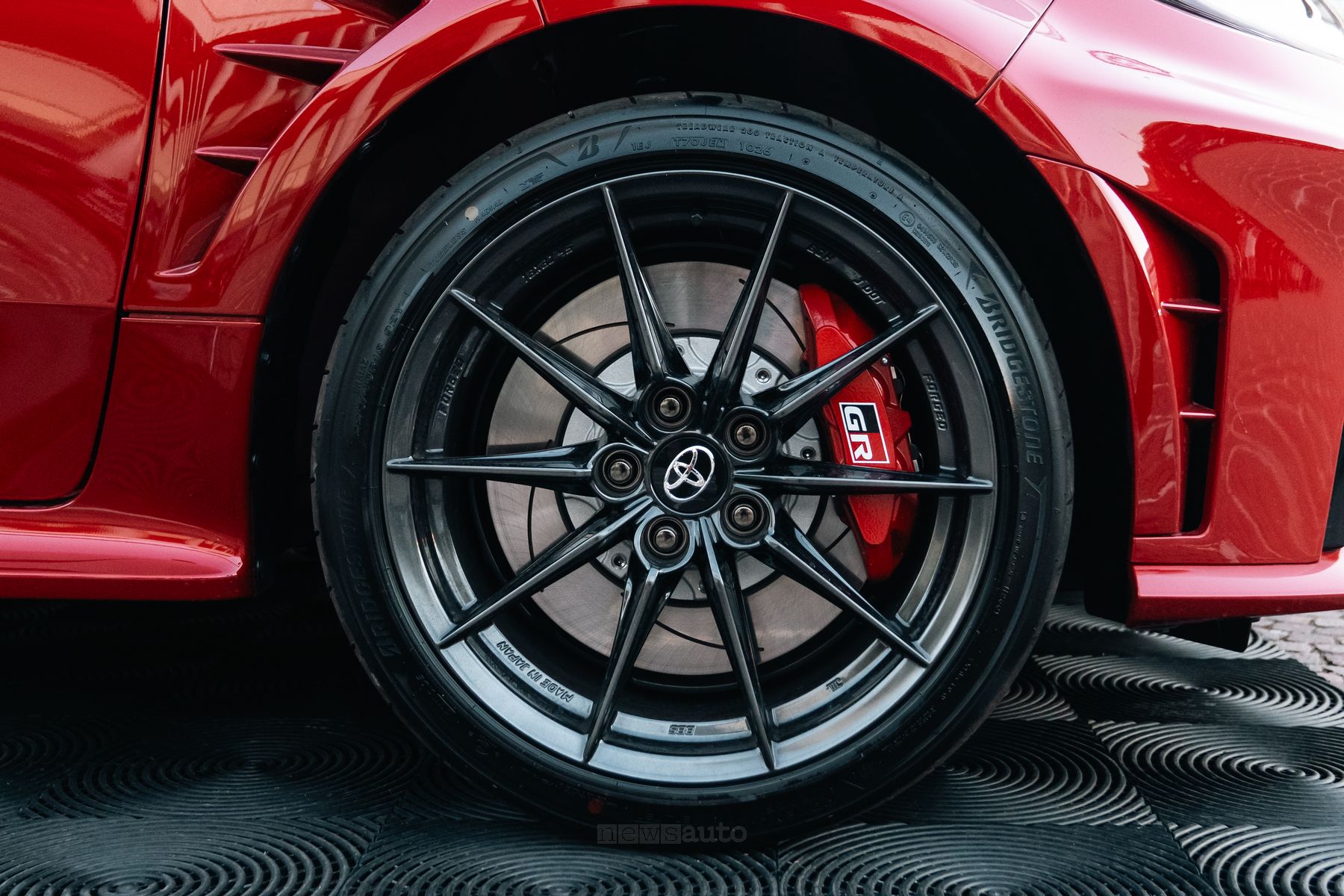 Toyota GR Yaris MY 2026 cerchi da 18", impianto freni, pneumatici Bridgestone Potenza Race
