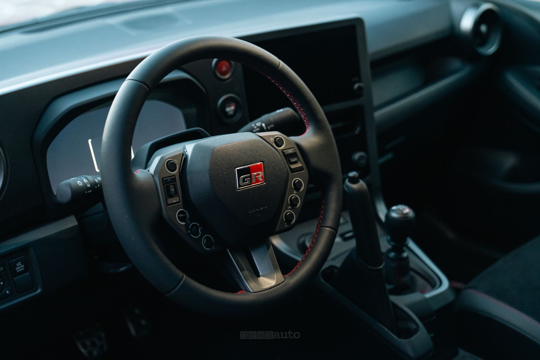 Toyota GR Yaris MY 2026 volante, posto di guida