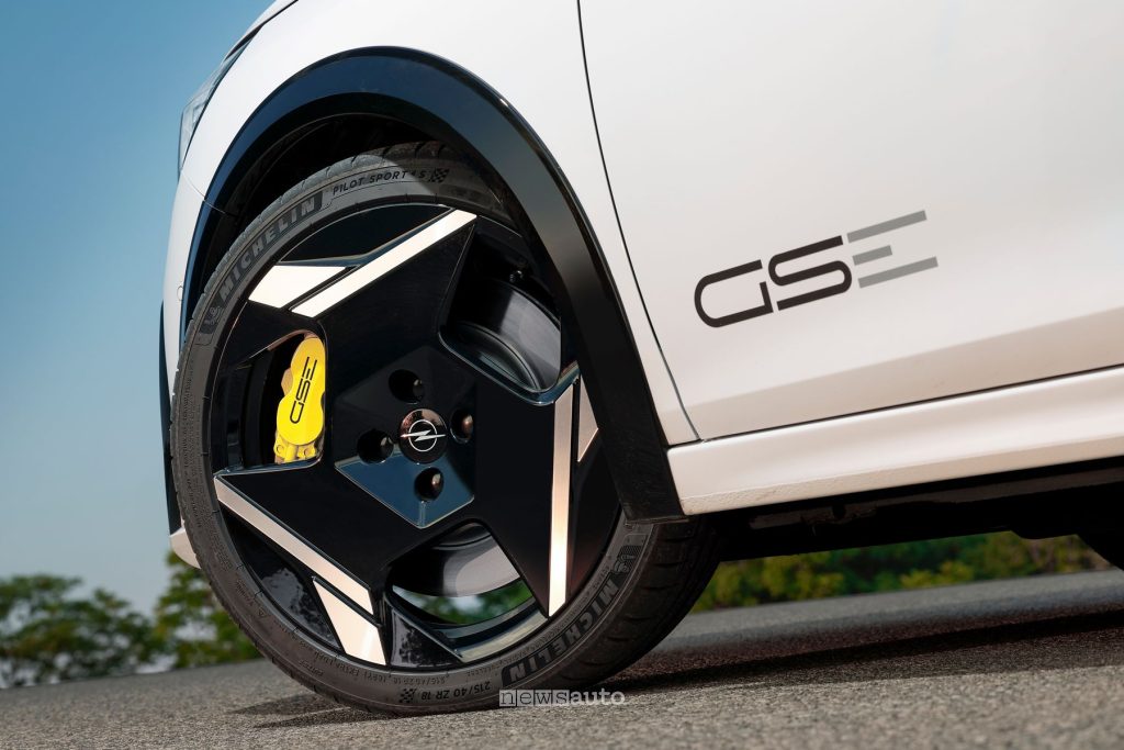 Cerchi da 18 pollici con pneumatici Michelin Pilot Sport 4S hanno assicurato un ottimo grip a terra in ogni condizione anche in quelle più estreme in pista.