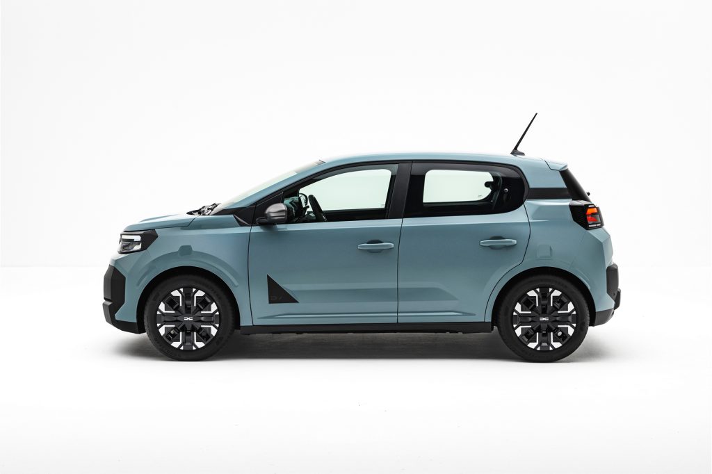 Nuova Dacia Spring fiancata