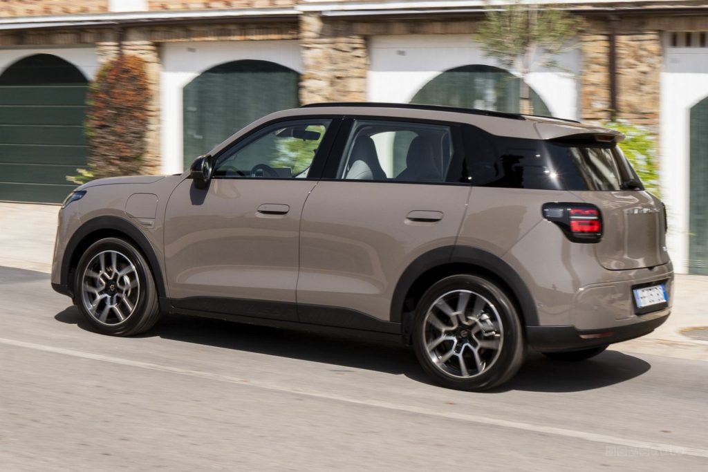 Nuova Leapmotor B03X su strada