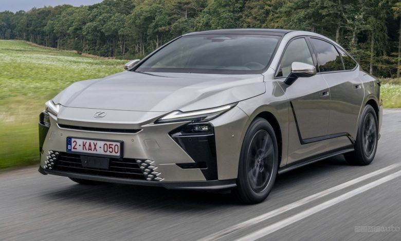 Nuova Lexus ES 300h su strada
