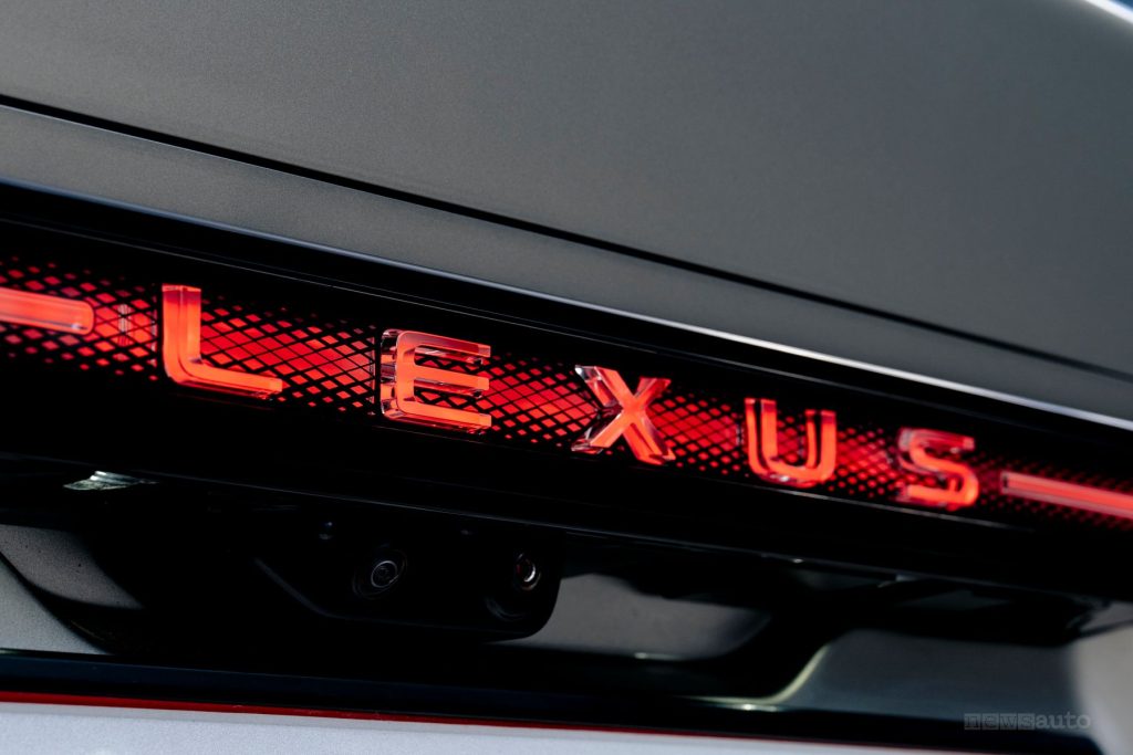 Nuova Lexus ES 300h telecamera posteriore