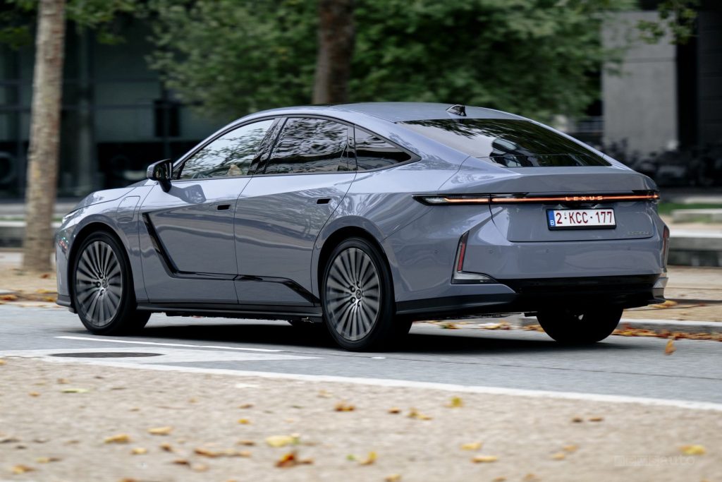 Nuova Lexus ES 350e su strada