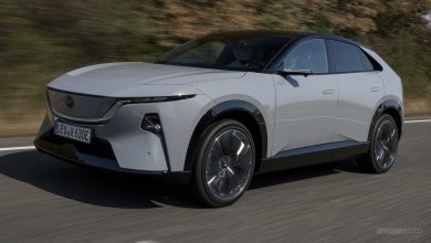 Mazda CX-6e, Aero Grey su strada