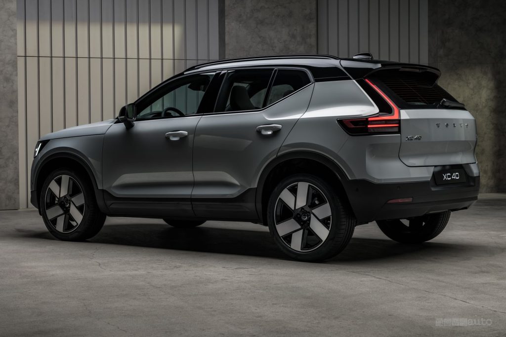 Nuova Volvo XC40 posteriore 3/4