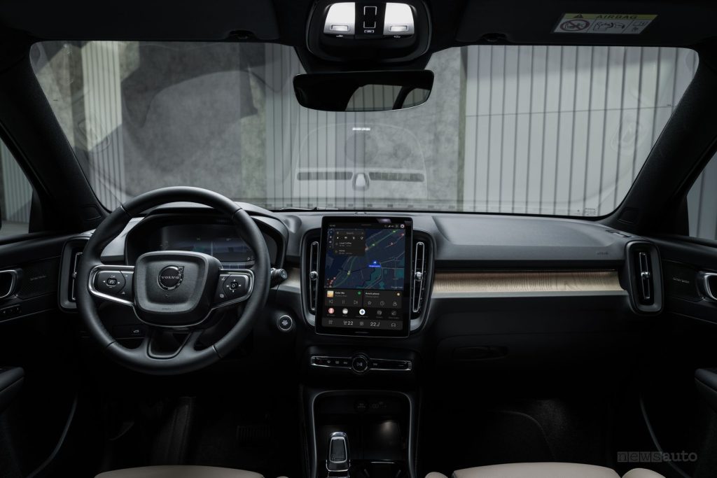 Nuova Volvo XC40 plancia abitacolo