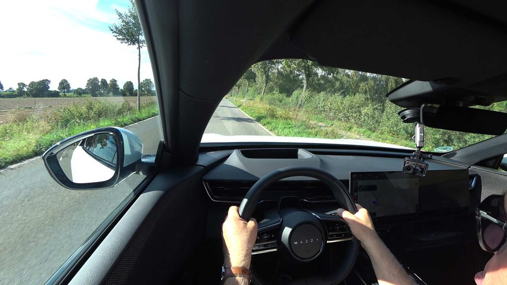 L'abitacolo della Mazda CX-6e con gli specchi retrovisori tradizionali