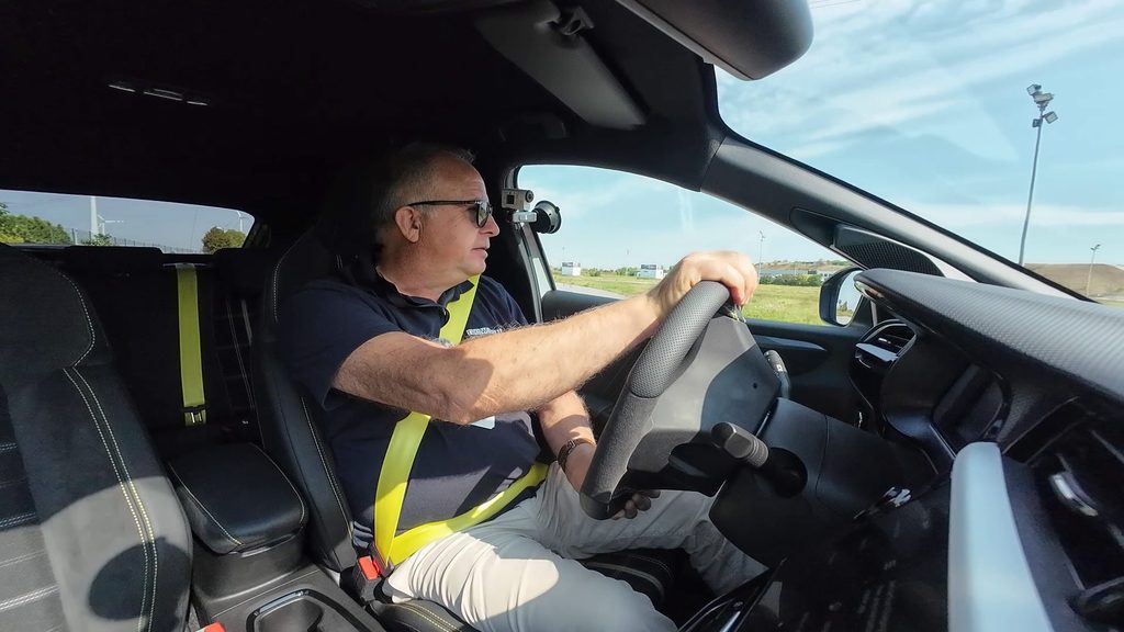L'abitacolo della nuova Opel Corsa GSe durante il test drive con i sedili sportivi ad alto contenimento.