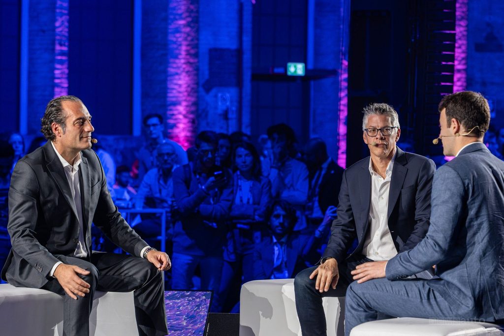 Antonio Filosa, CEO di Stellantis, durante l'incontro con Alex Kendall, cofondatore e CEO di Wayve