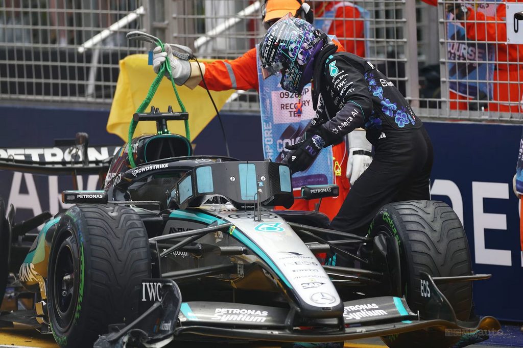 George Russell (Mercedes) è uscito di pista al primo giro della Sprint Race di Singapore F1 2026