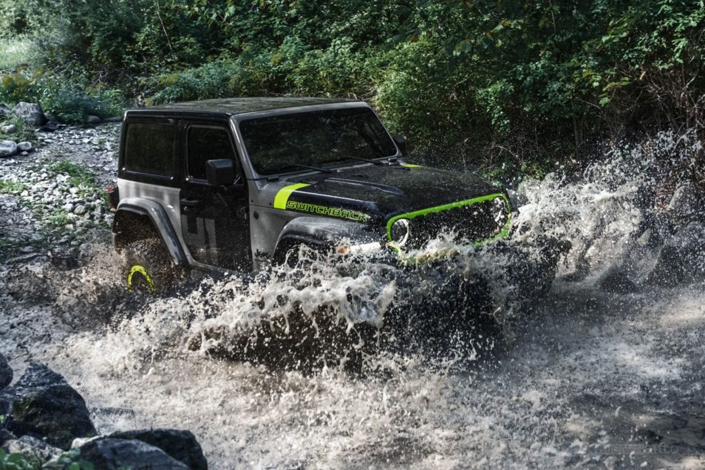 Jeep Wrangler Switchback in azione in un guado