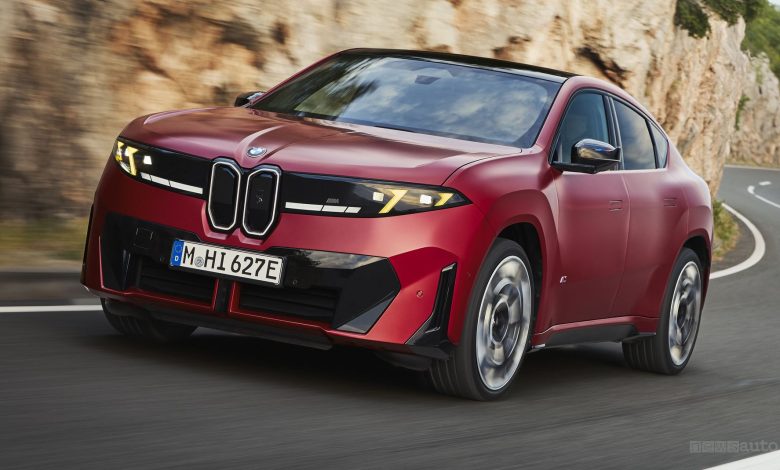 BMW iX4 M60 xDrive su strada