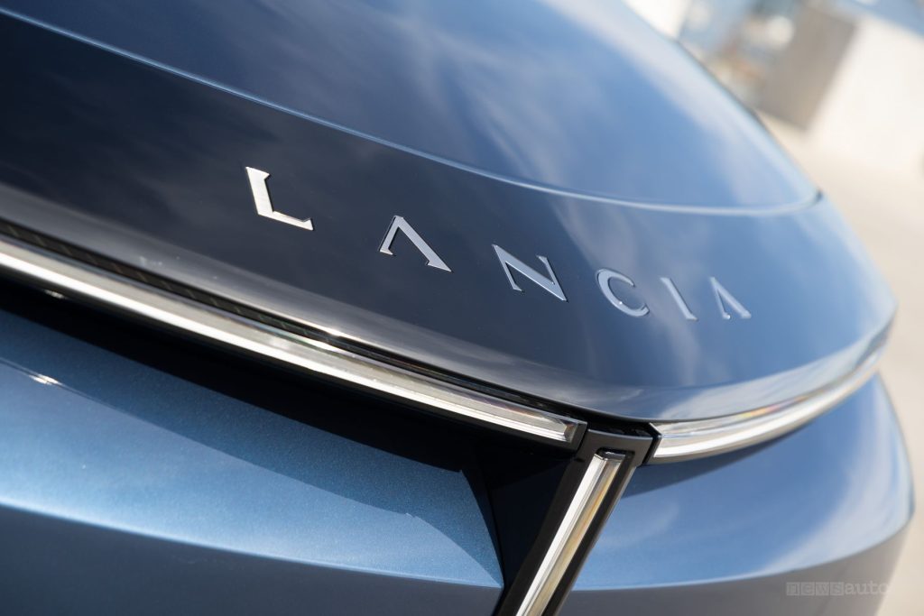 Nuova Lancia Gamma frontale, firma luminosa a T