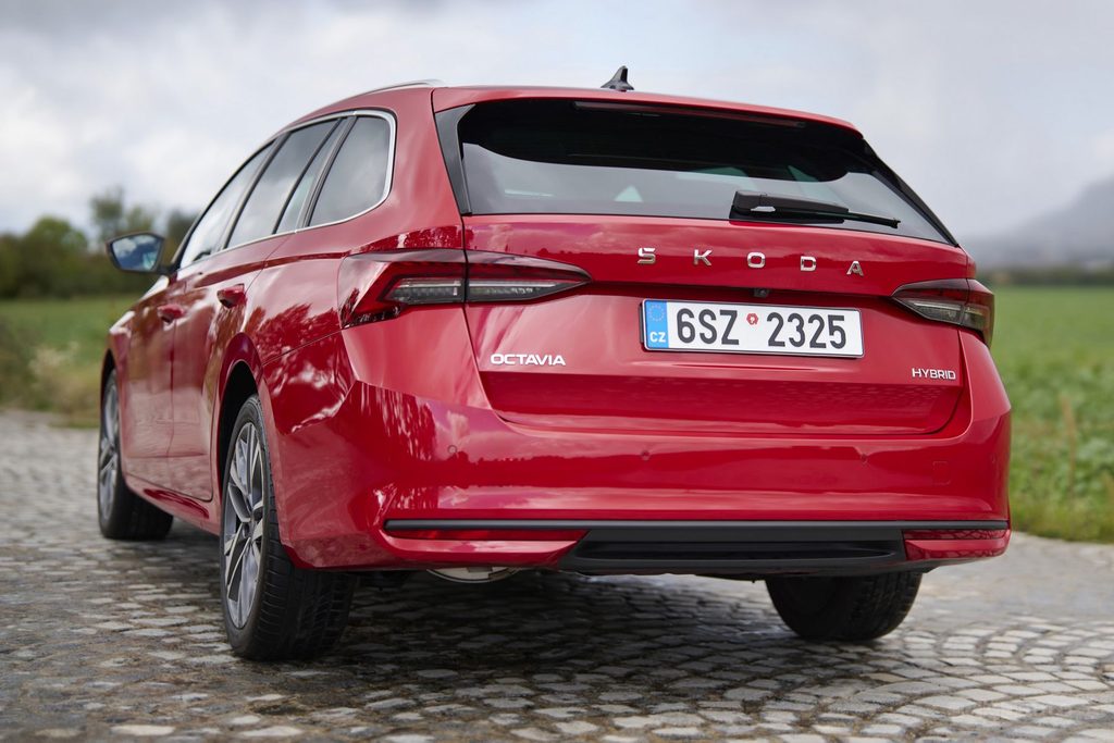 Skoda Octavia Full Hybrid badge sul portellone