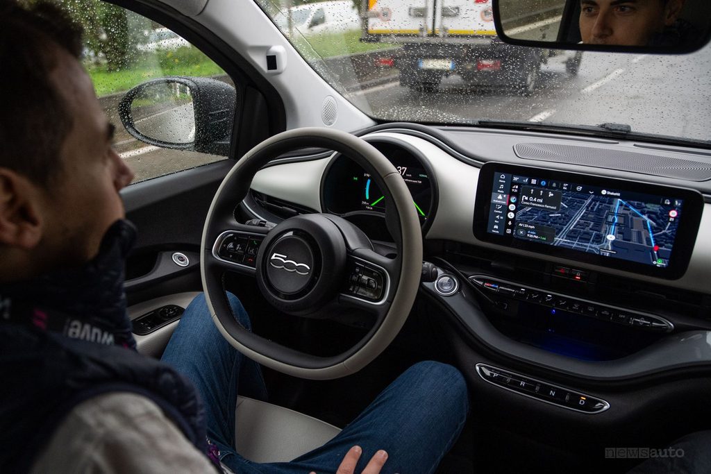 guida autonoma Stellantis e Wayve si basata sull'intelligenza artificiale